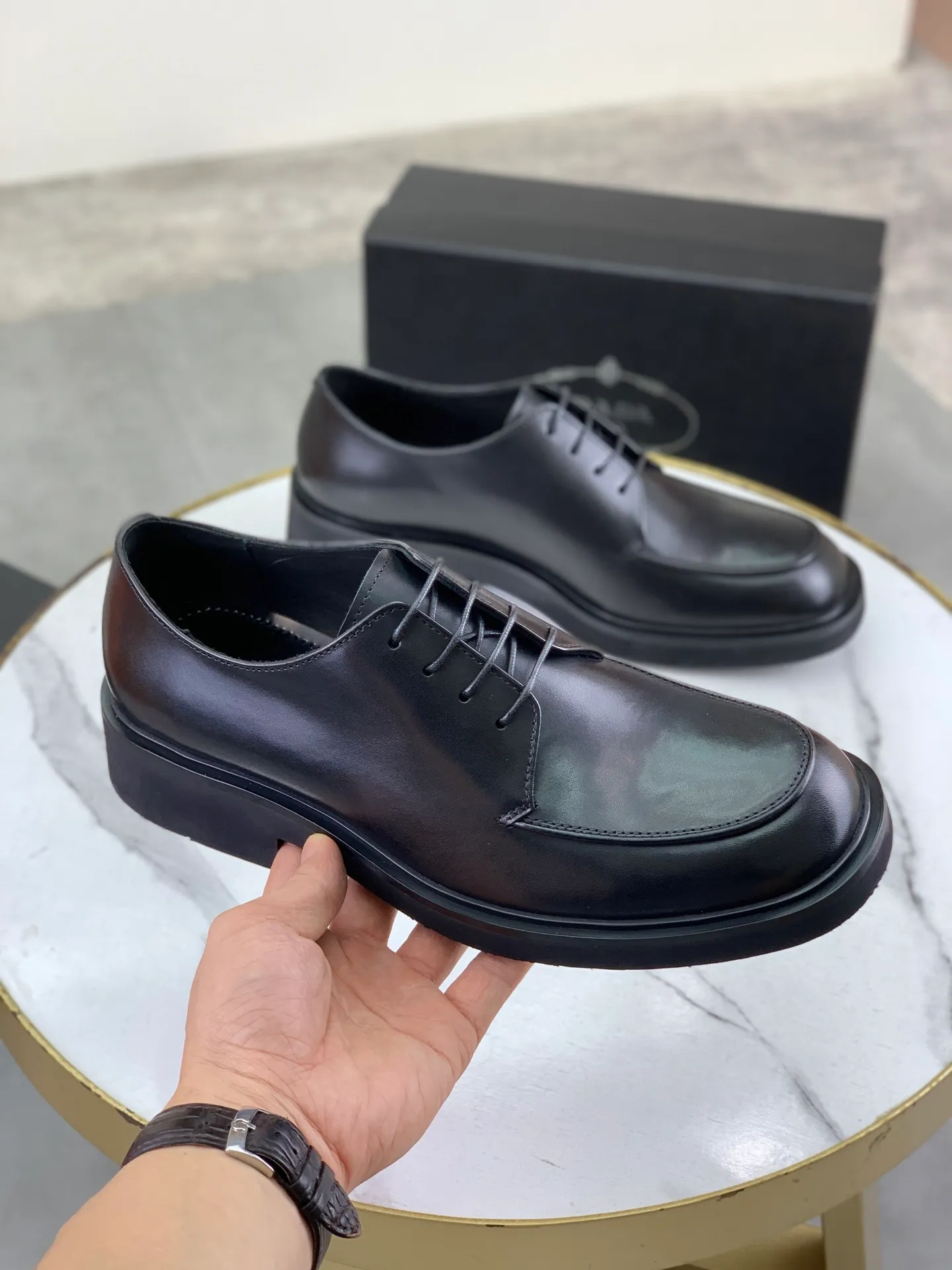 Factory price P840 💰Original quality, top version🔱 ＰＲＡＤＡPrada. Men's business casual leather shoes, top quality cow leather. 1:1 shipment ⬆️Luxurious and noble, all made of imported original first-layer fine suede cowhide, just to create a more comfortable wearing experience. Upper: original comfortable open-edge bead-rubbed calfskin ➕Top imported water-dyed full cow lining, original high-end lightweight and comfortable TPU combination bottom ✔️Code number: 39-44 (38 45 Can be customized)